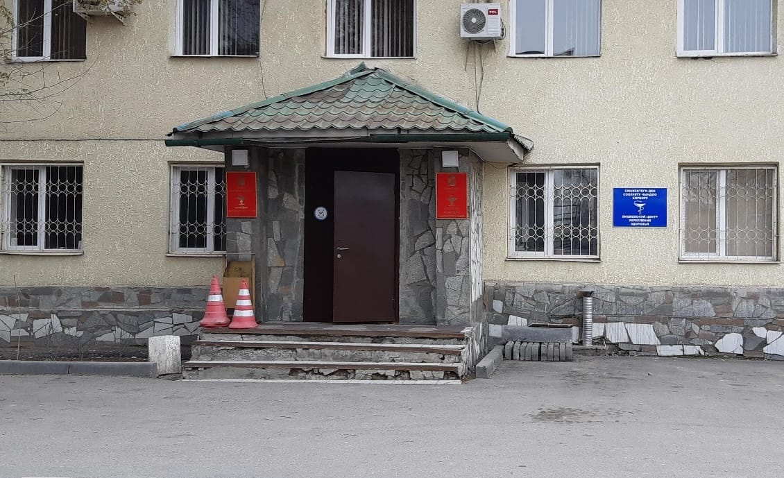 Руководители медцентра в Бишкеке брали деньги за бесплатные услуги — их "заработок" превысил 1 млн сомов