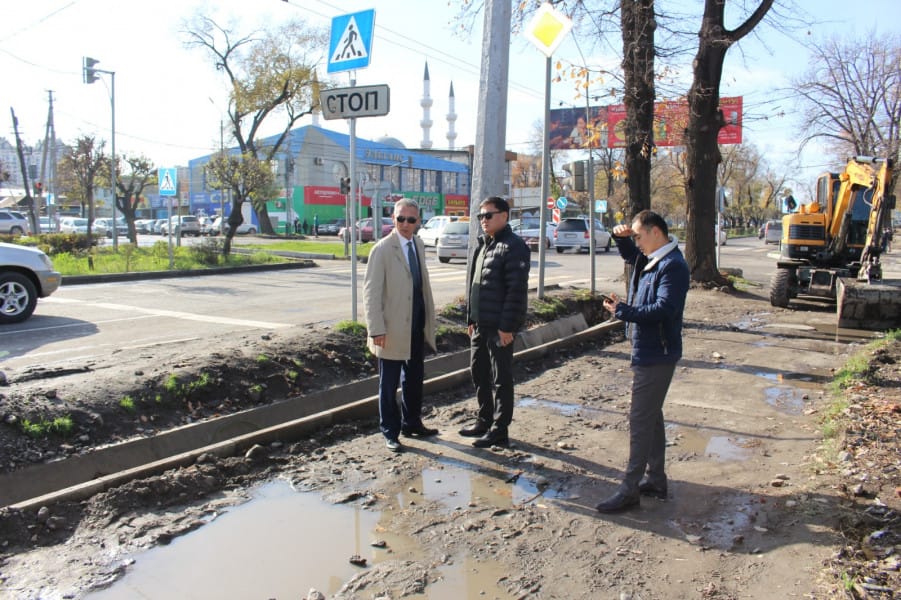 Районные акимы Бишкека проверили качество тротуаров и выявили множество недочетов