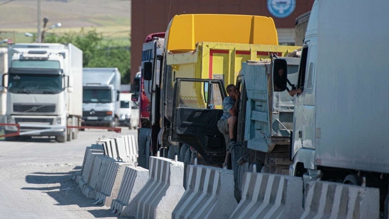 На кыргызско-казахской границе все еще пробки – в ожидании стоят еще 510 фур
