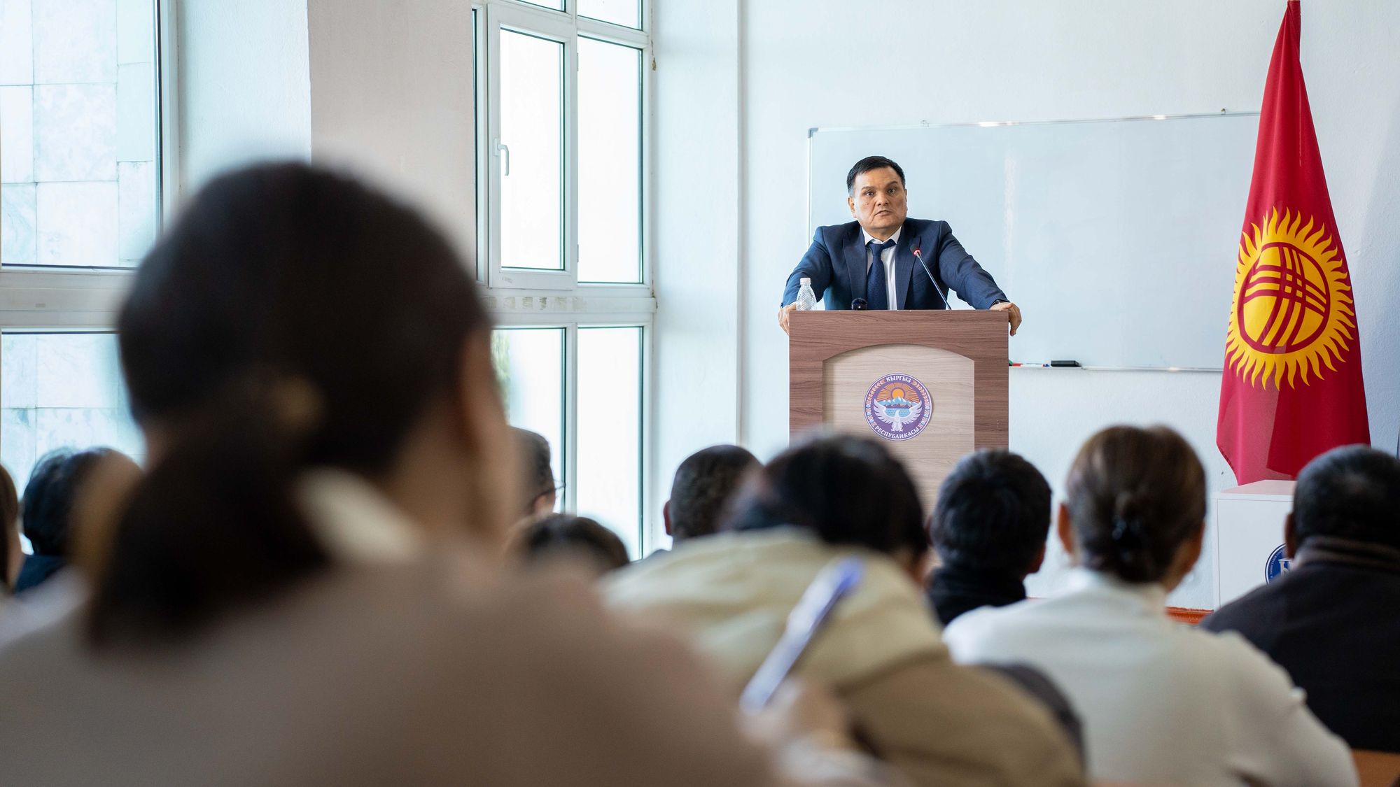 Глава ГНС объяснил иссык-кульским студентам "большую значимость маленького чека"
