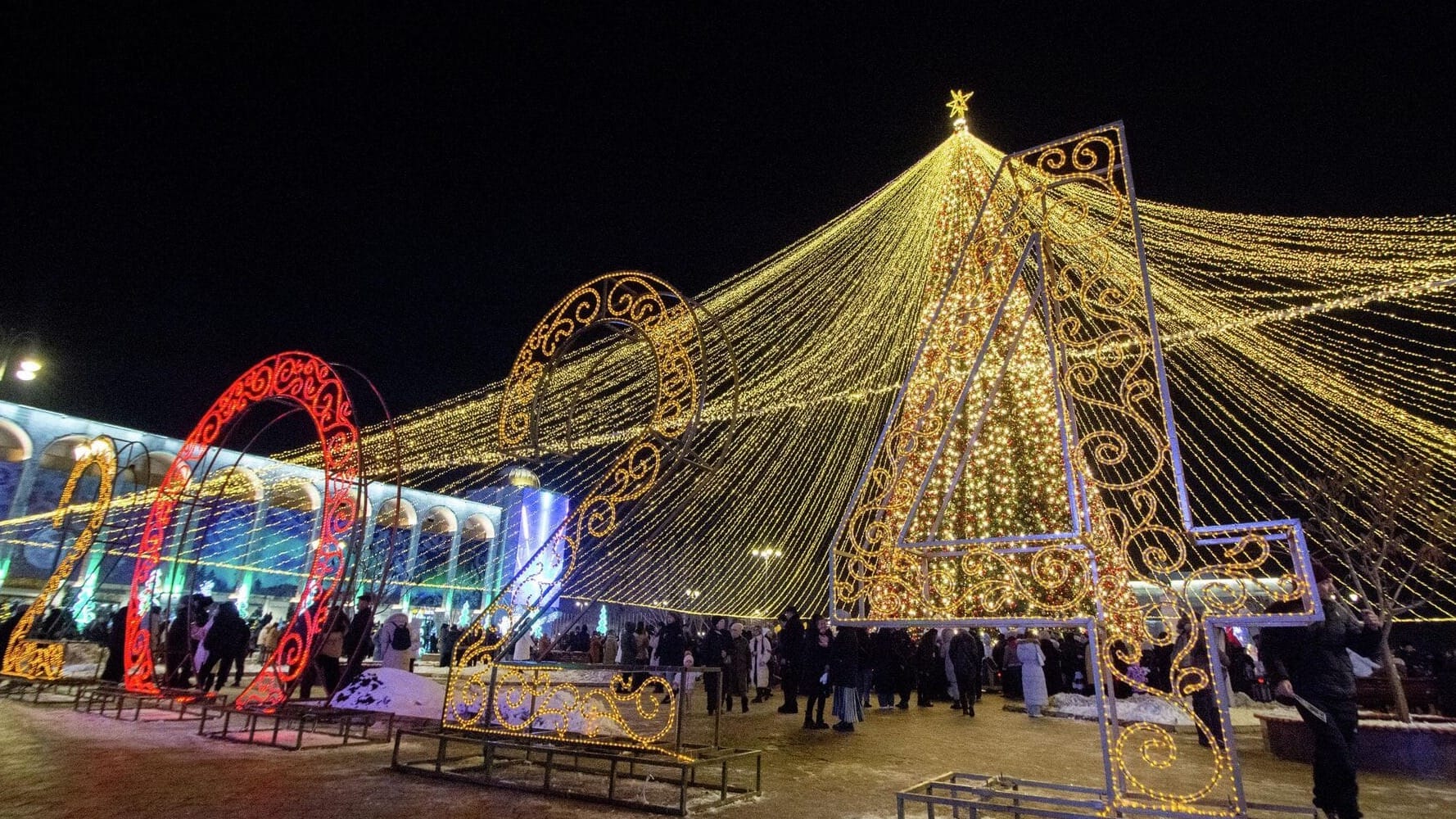 Главная елка Кыргызстана вошла в топ-5 самых высоких среди новогодних красавиц столиц СНГ