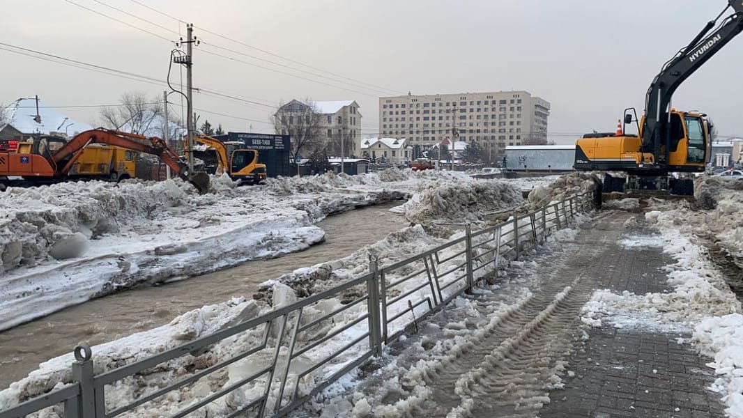 Река Ала-Арча вышла из берегов и затопила улицы Бишкека – проблему уже решили