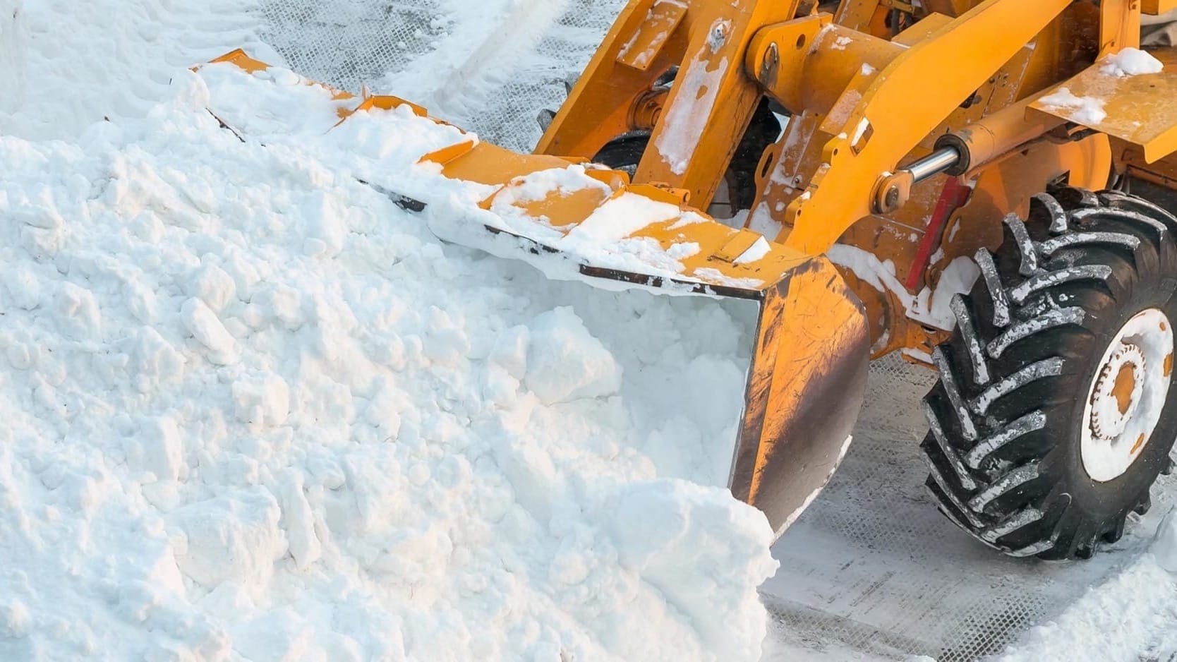 Минтранс расчищает от снега дорогу к горнолыжной базе "Каракол"