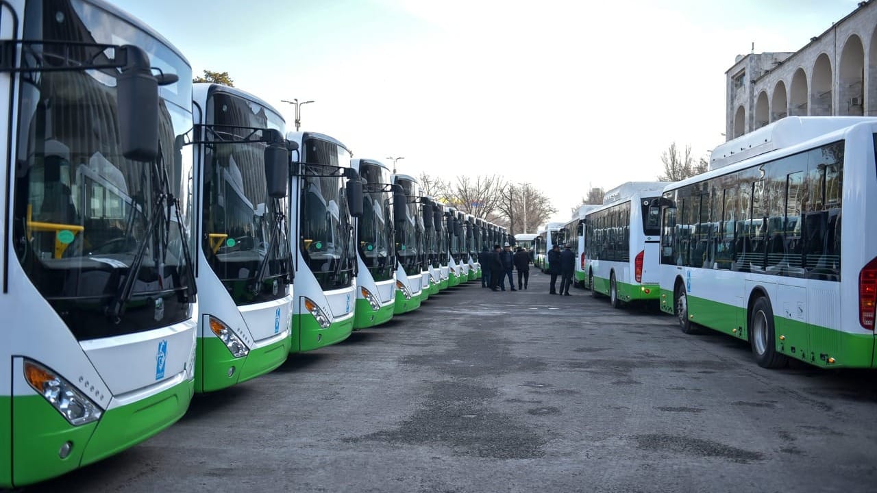 К апрелю 2024 года в Бишкеке будет 1500 автобусов и 120 электробусов – замминистра природы