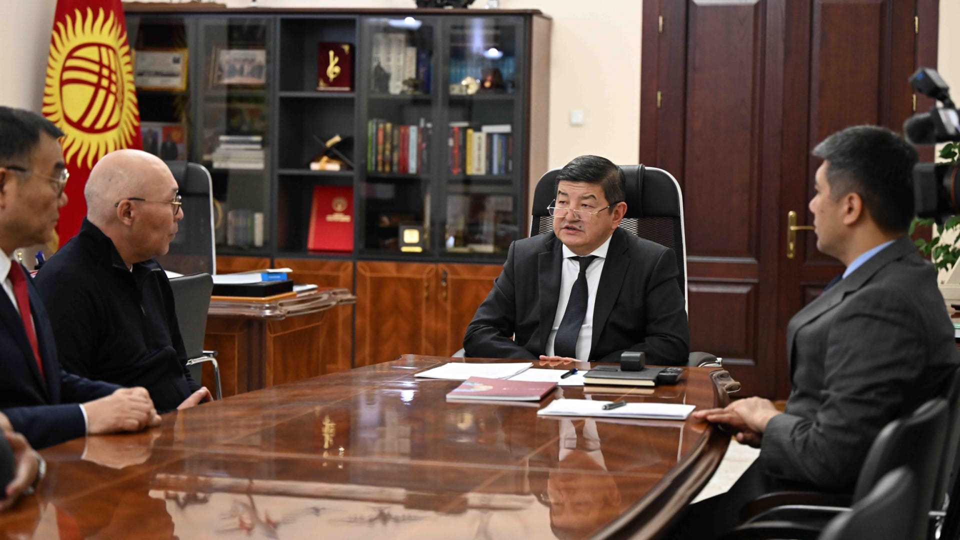 Акылбек Жапаров обсудил с главой китайской CNEEC строительство ГЭС в Кыргызстане