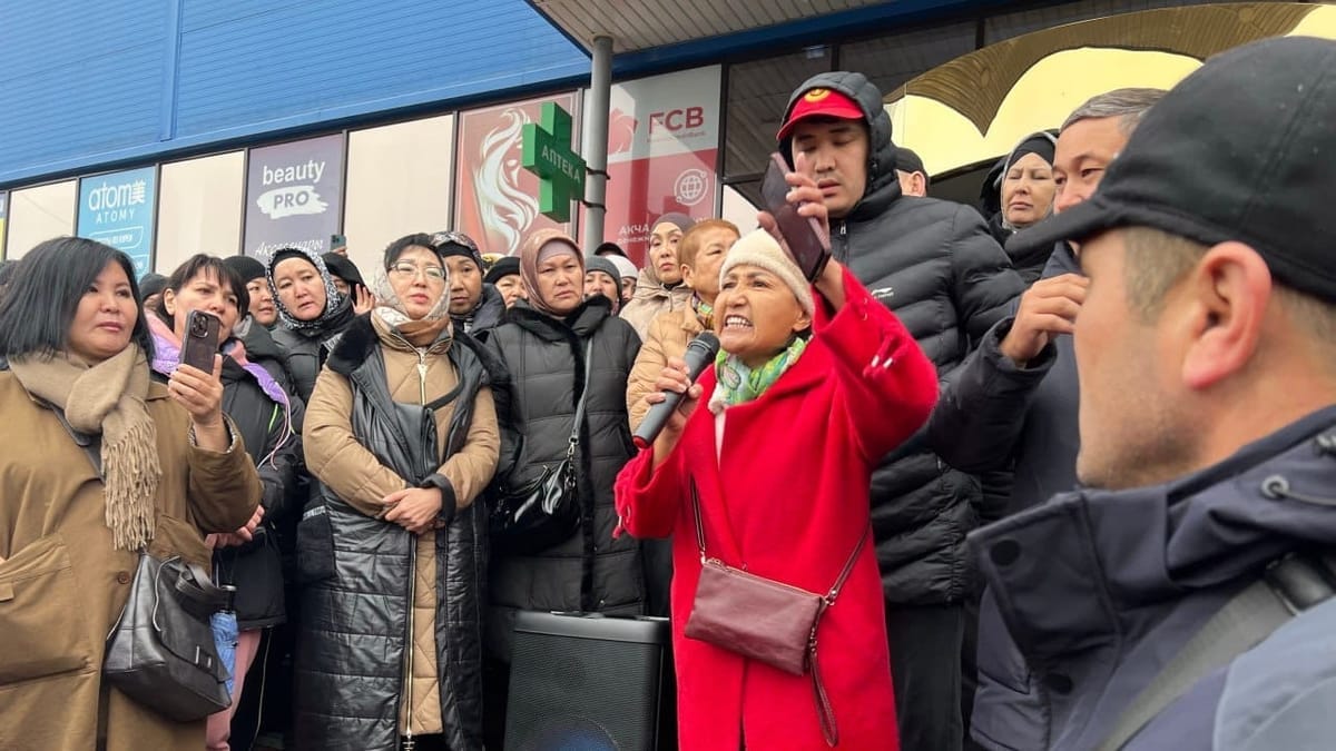 В Бишкеке задержали участника митинга на "Дордое" за избиение мужчины