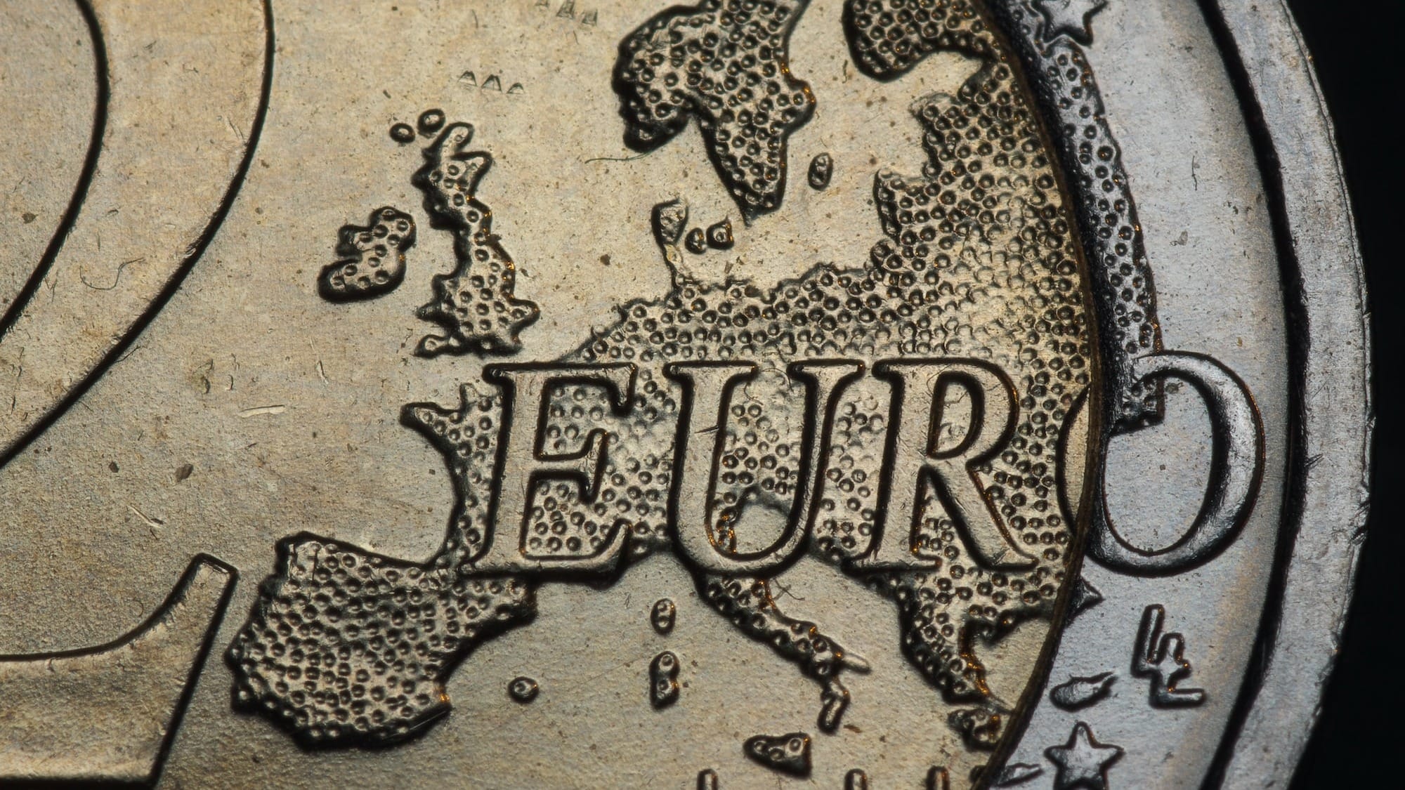 Евро стоит уже 99 сомов — официальные курсы валют