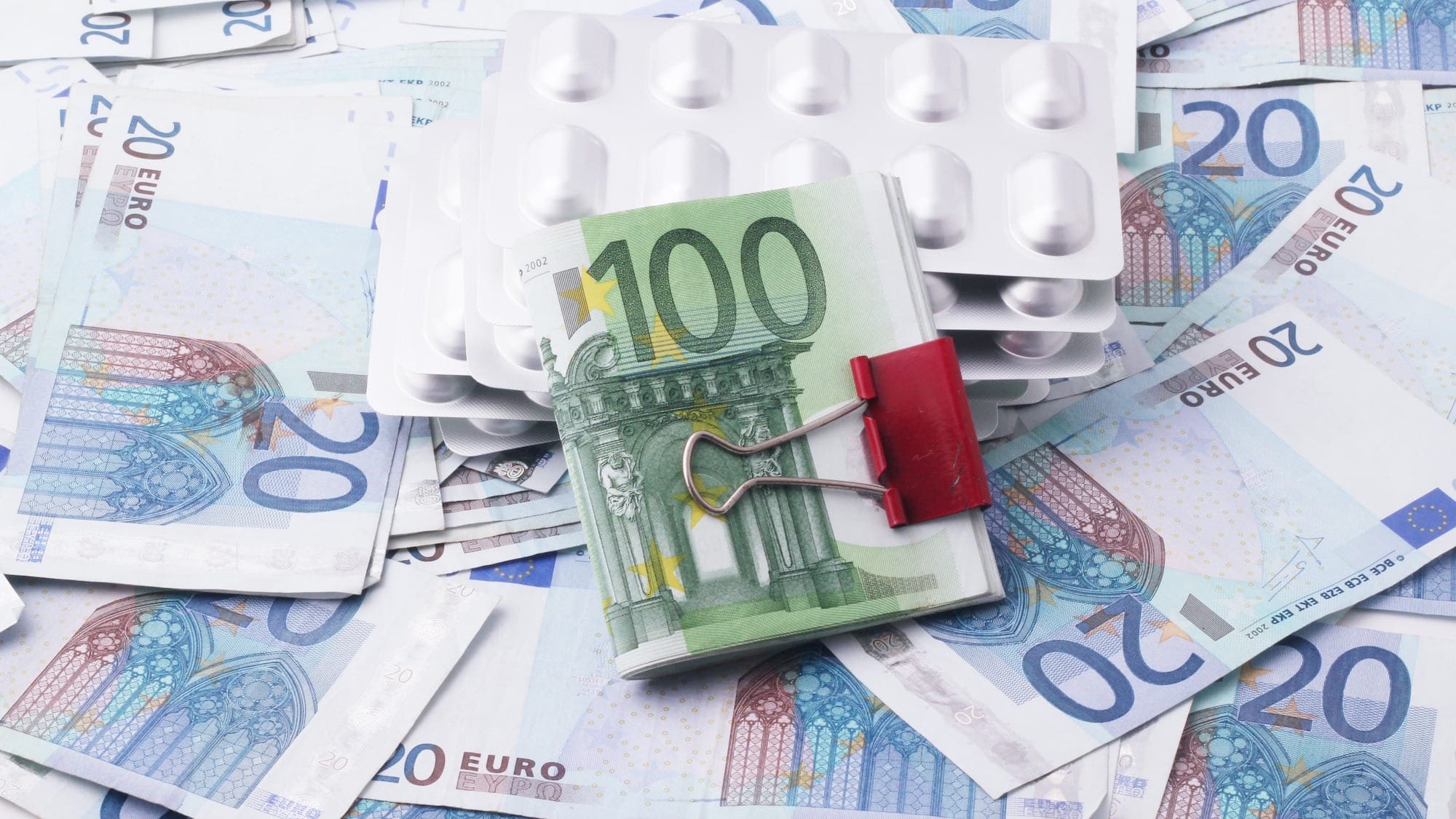 Курс валют на Моссовете: евро подешевел почти на 1 сом