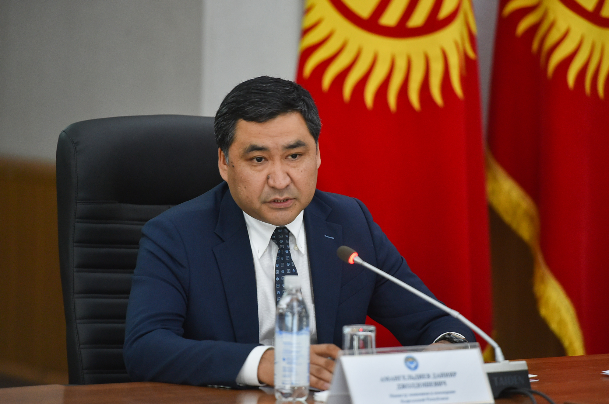 Глава Минэконома призвал кыргызстанцев уважительно относиться к туристам