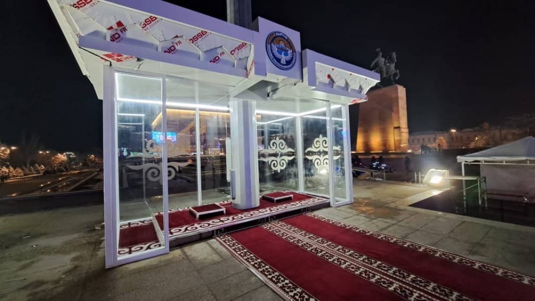Кабинку почетного караула на площади Ала-Тоо обновили за 1.3 млн сомов