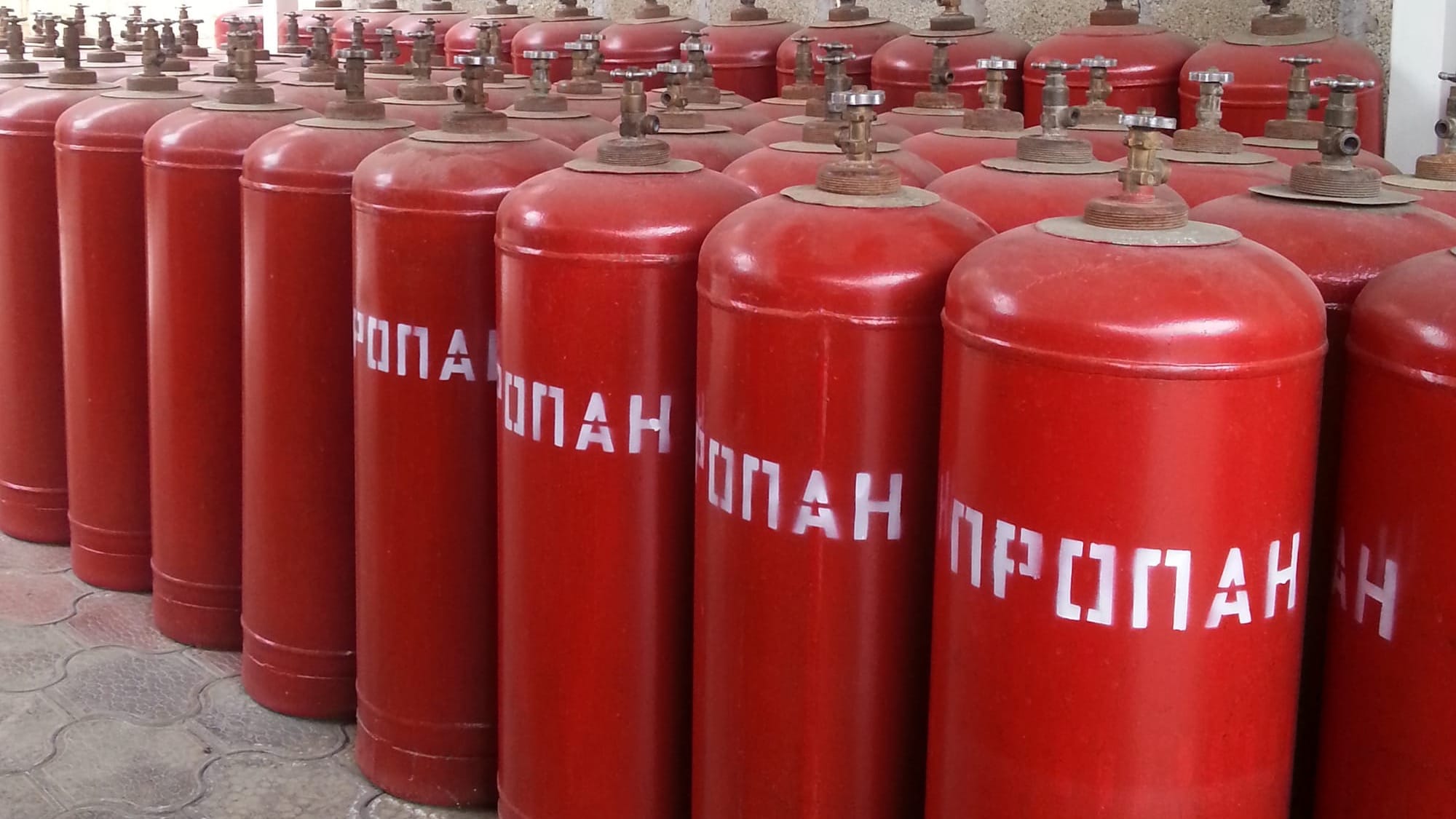 Водитель пытался ввезти в Кыргызстан контрабандные газовые баллоны на 3 млн сомов