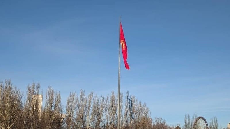 На площади Ала-Тоо подняли обновленный флаг КР