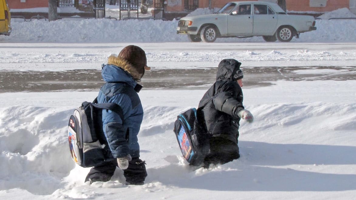 В Бишкеке из-за похолодания школы переводят на сокращенный режим обучения