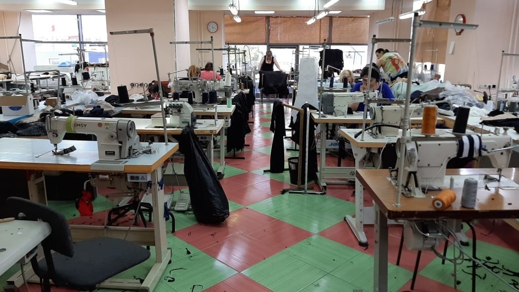 Швейный цех в Кемине увеличил производство до 300 зимних курток в день