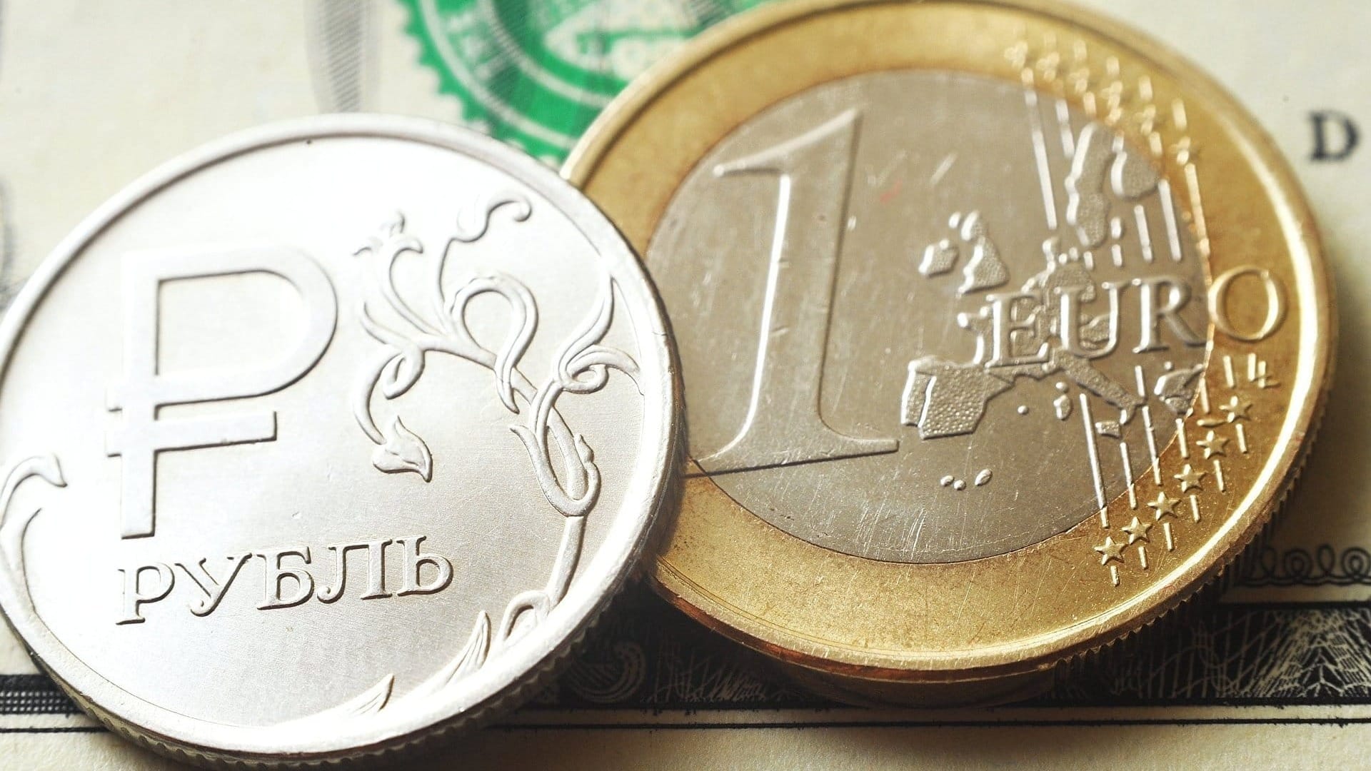 Рубль и евро подешевели к сому – официальный курс валют