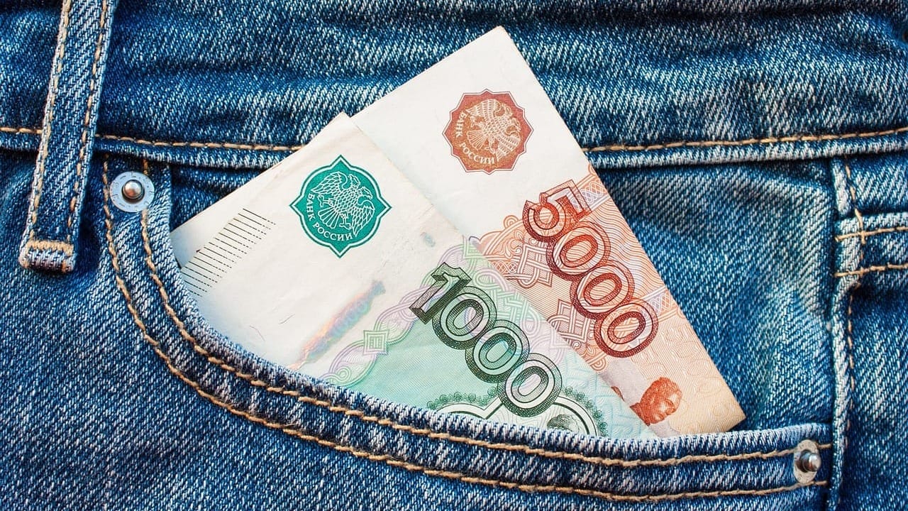 Курс валют на Моссовете: рубль ослаб к сому