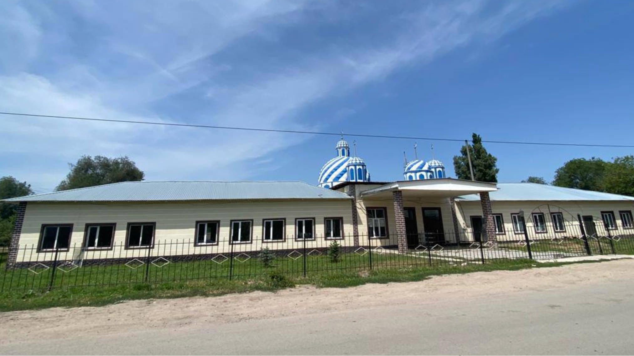 В госсобственность вернули здание школы и участок в Ысык-Атинском районе – ранее имущество передали частникам под мечеть