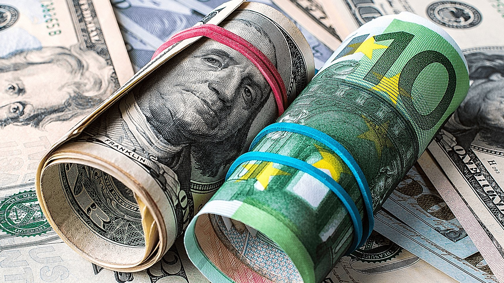 Курс валют на Моссовете: доллар укрепляется, евро дешевеет