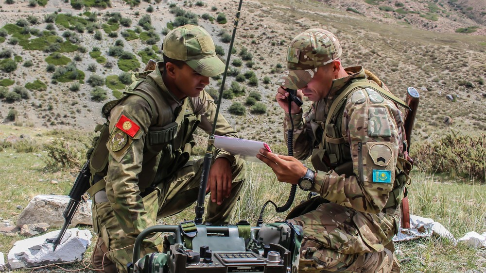 Казахстан и Кыргызстан планируют углубить сотрудничество — в том числе в военной сфере