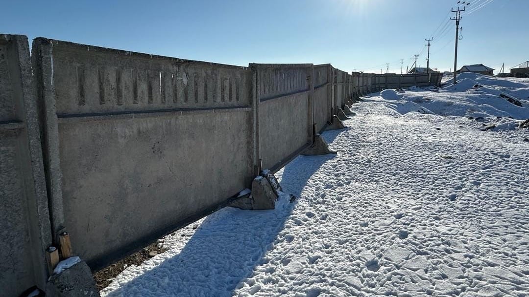 Компания «АБК Голд» установила старый забор вокруг Бишкекского санитарного полигона – возбуждено уголовное дело