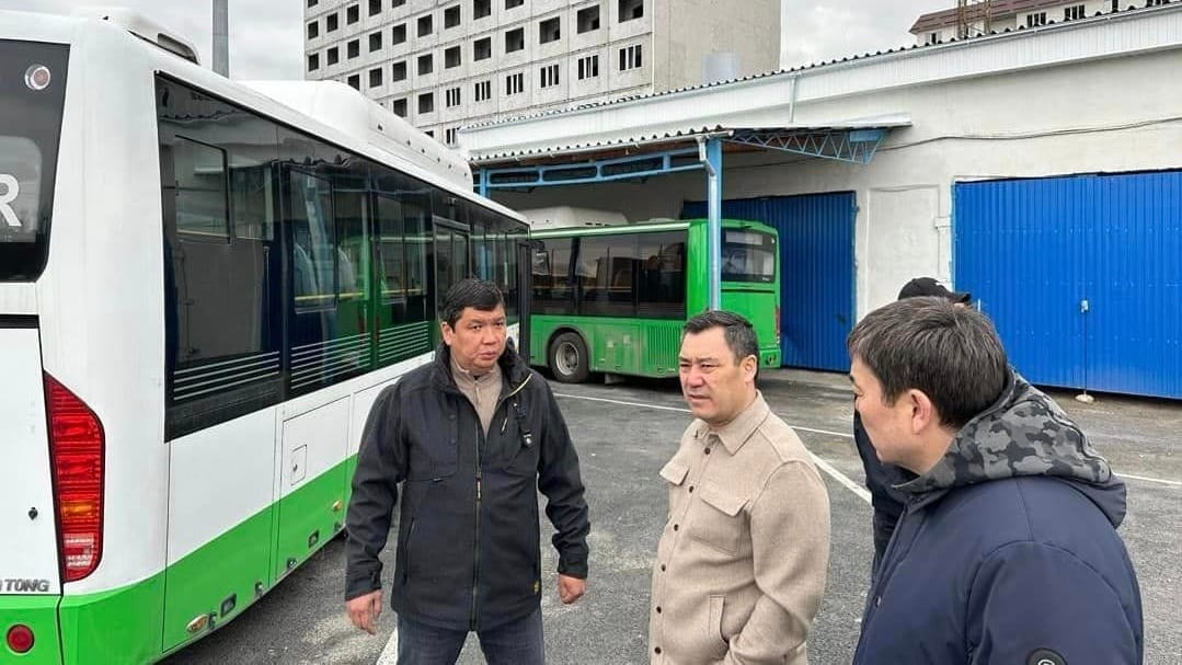 Садыр Жапаров внезапно посетил ТЭЦ Бишкека и центр по ремонту автобусов – Видео
