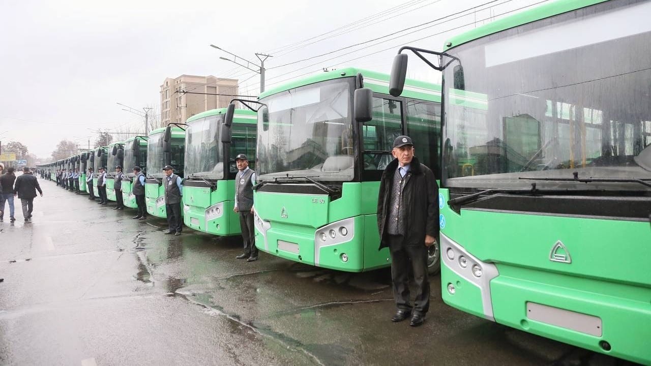 Ош получил в Нооруз автобусы из Узбекистана, а также дорожную технику