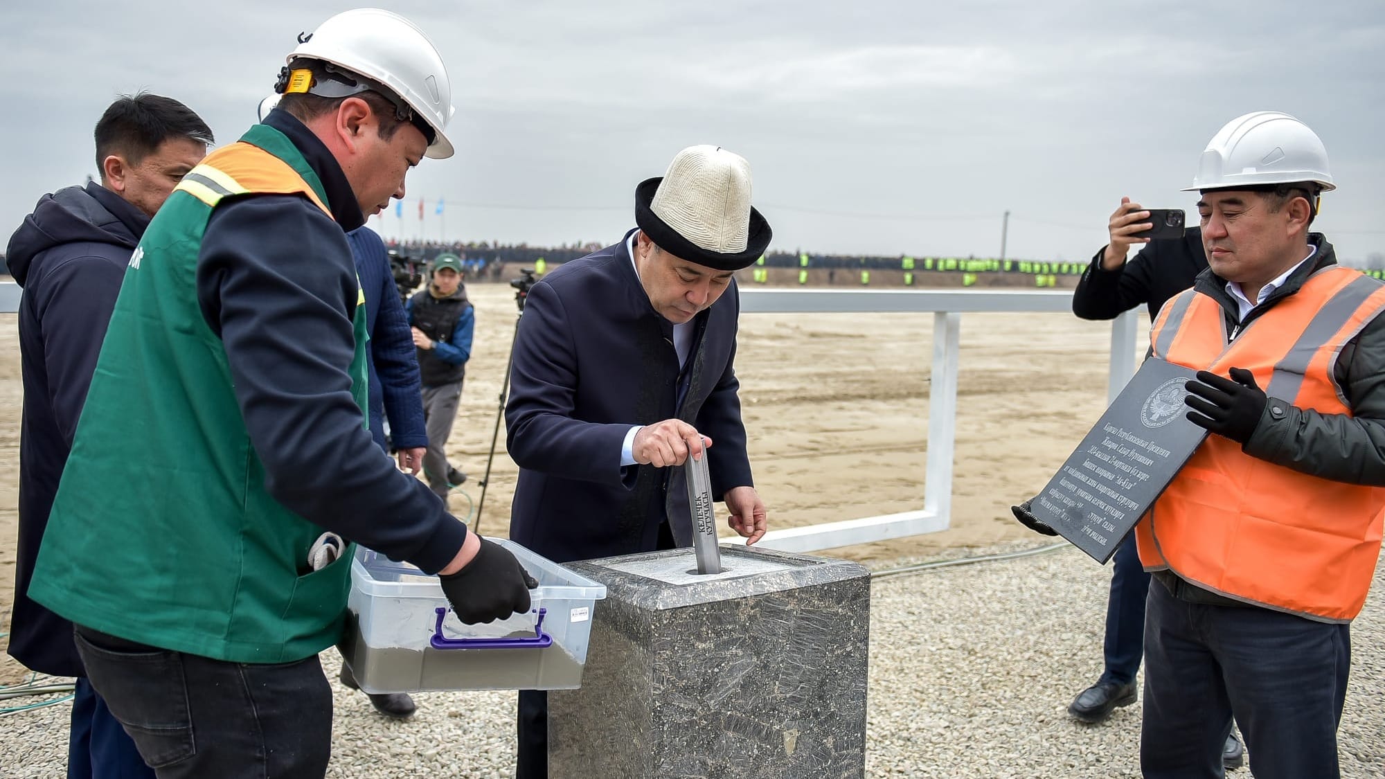 В Бишкеке построят новый ипподром «Аккула» – Садыр Жапаров заложил капсулу