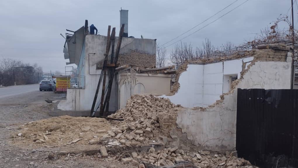 Вдоль трассы Ош – Баткен – Раззаков наводят порядок: снесены 200 незаконных построек