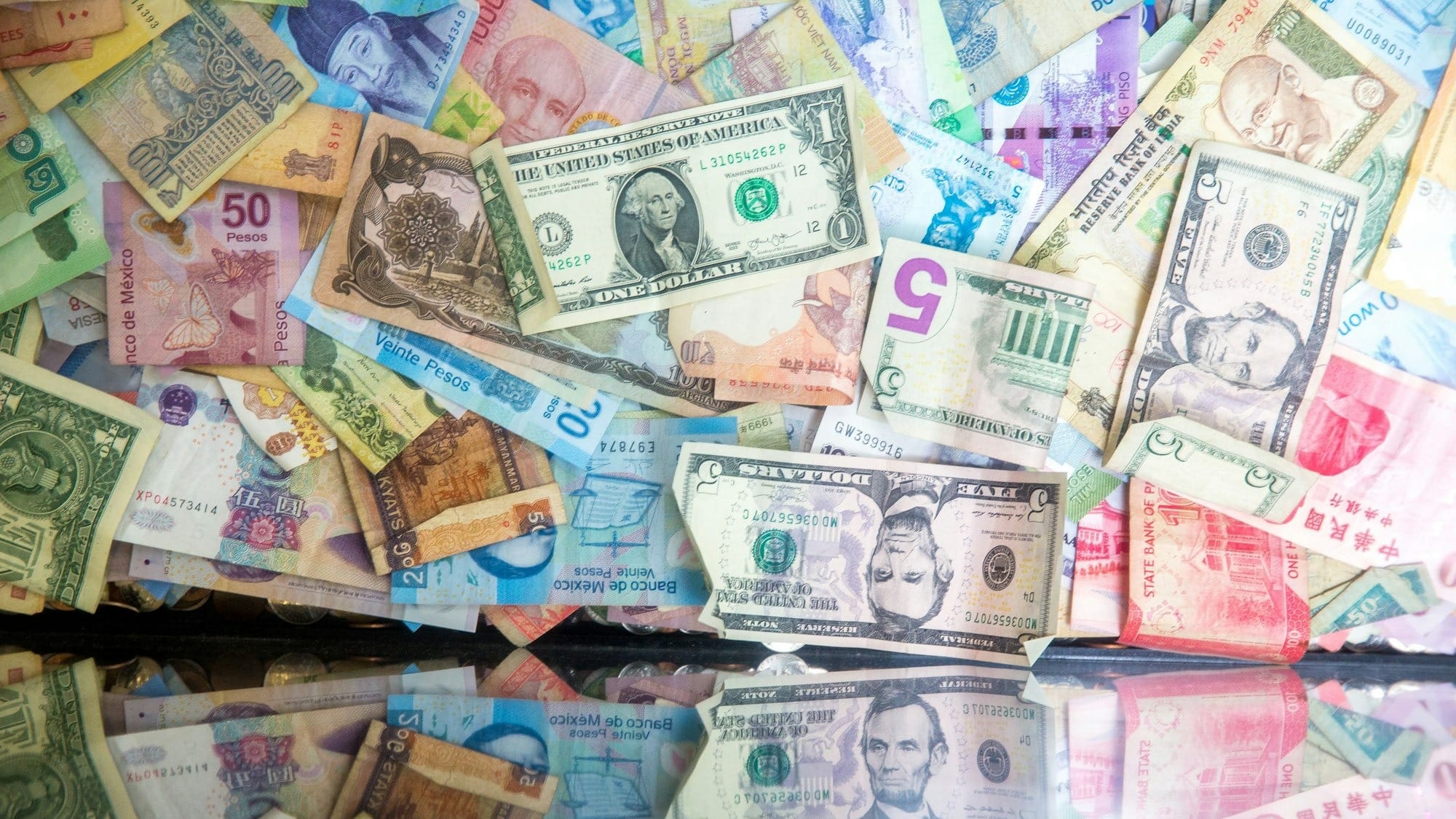 Снизилась стоимость рубля и тенге к сому – официальные курсы валют