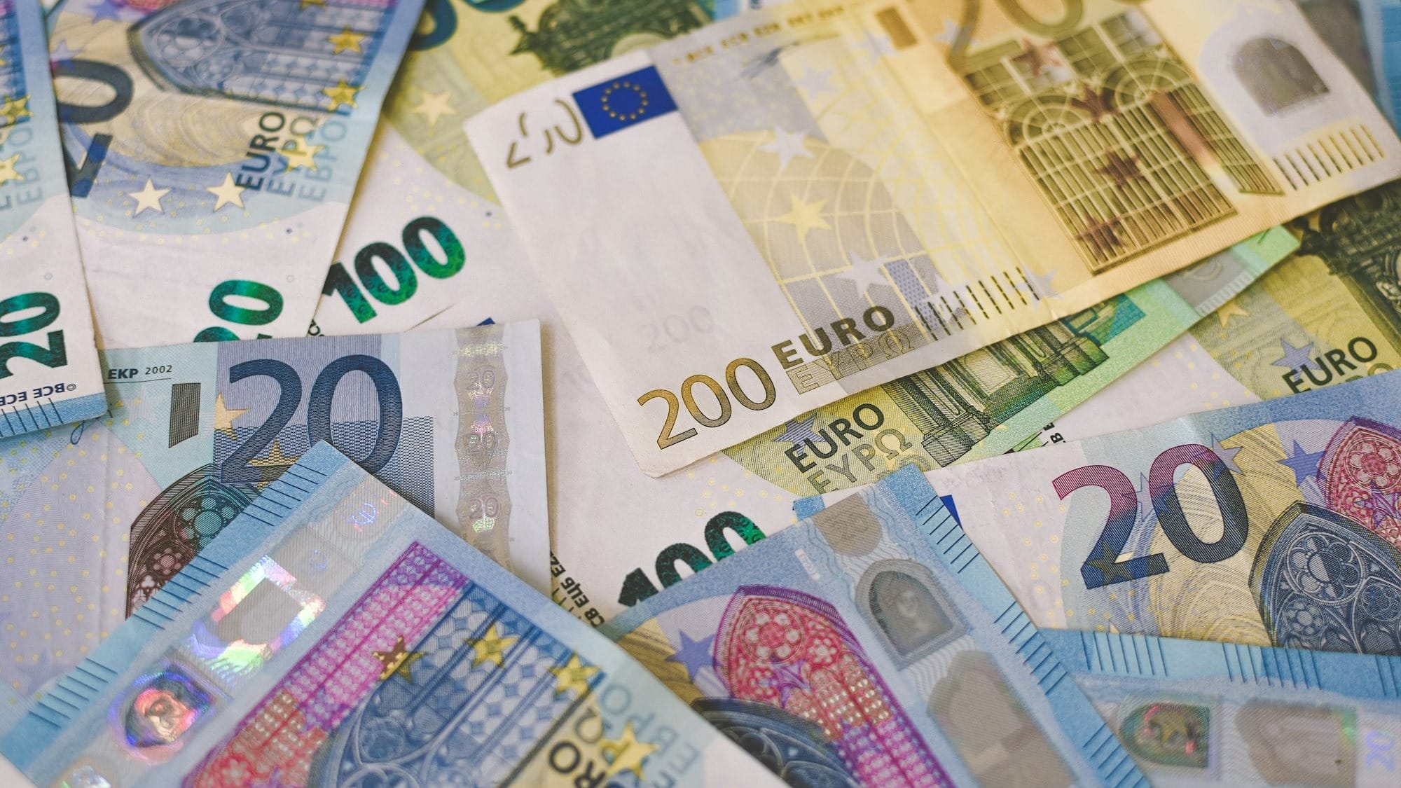 Евро вернулся на уровень выше 97 сомов – официальные курсы валют