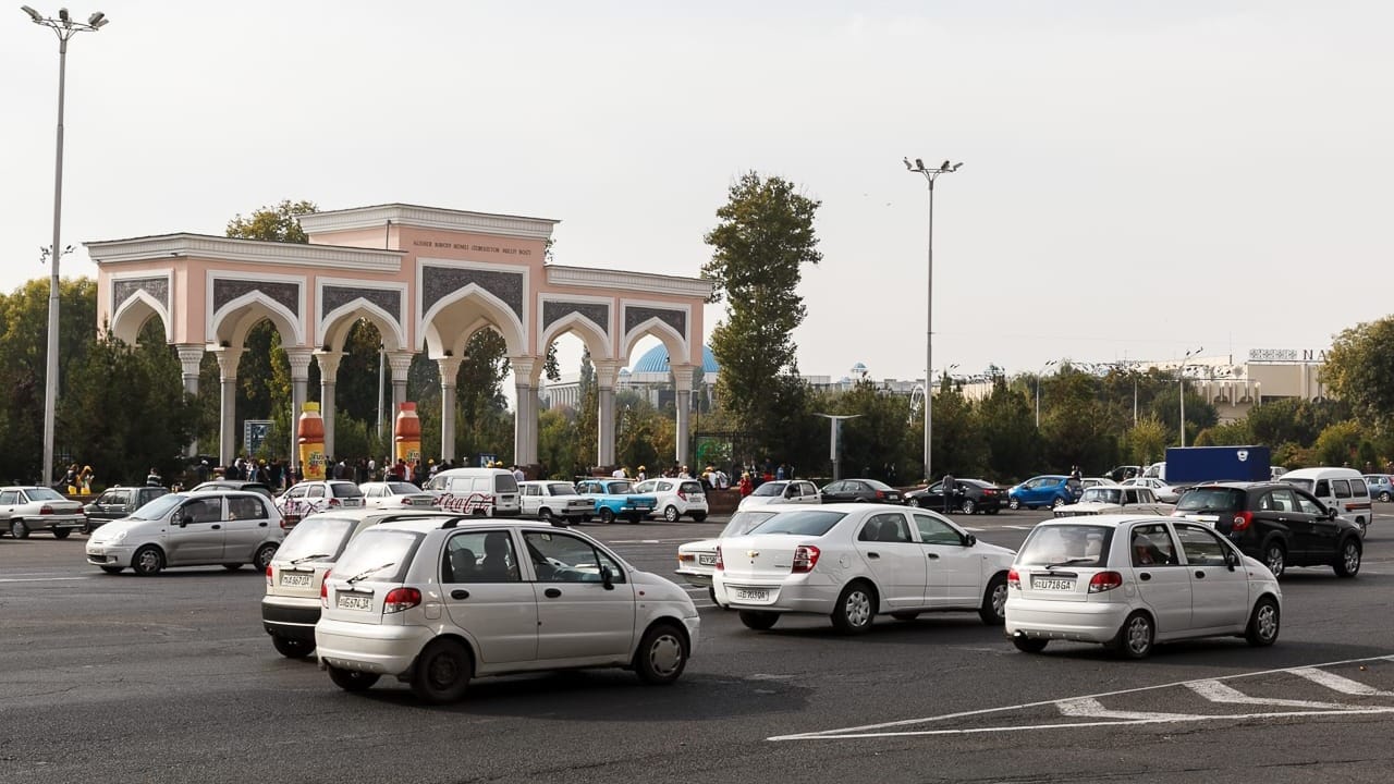 В Узбекистане с лета начнут внедрять «эконаклейки» для автомобилей