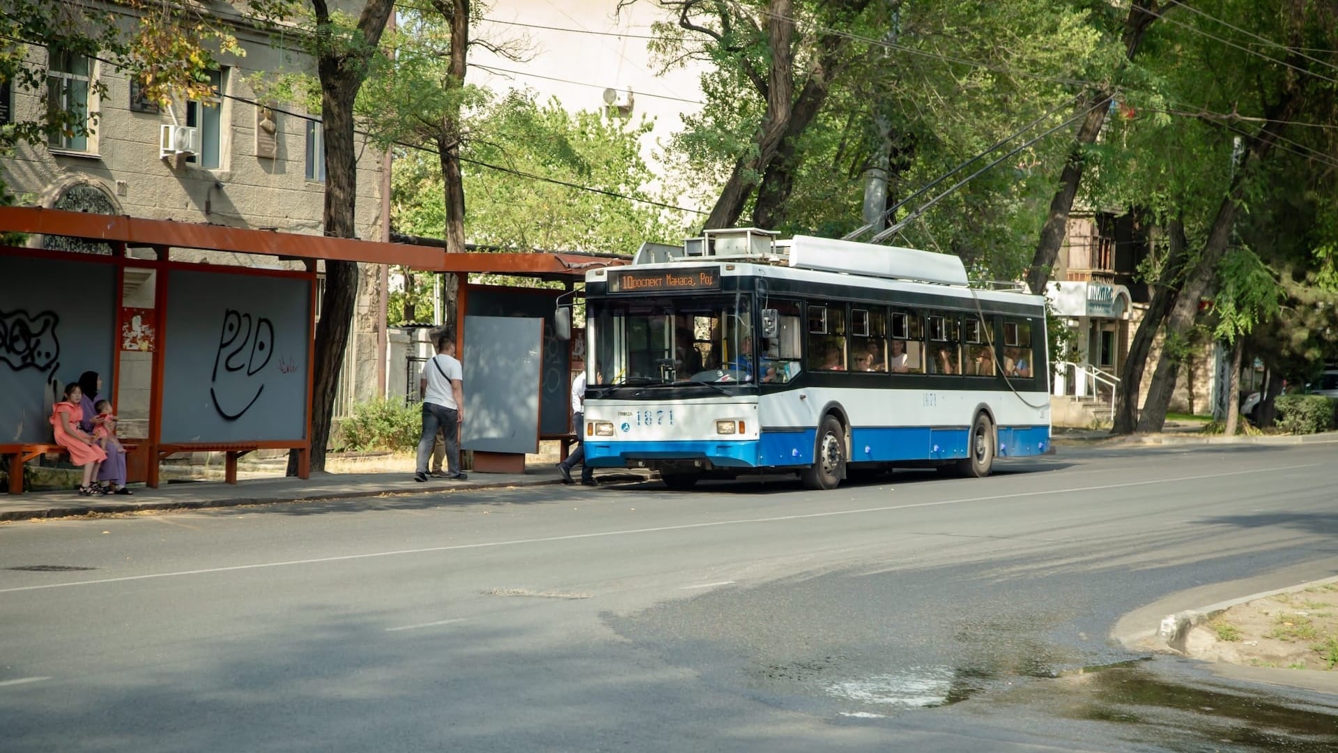 Мэрия Бишкека напомнила о штрафах за остановку общественного транспорта в неположенных местах