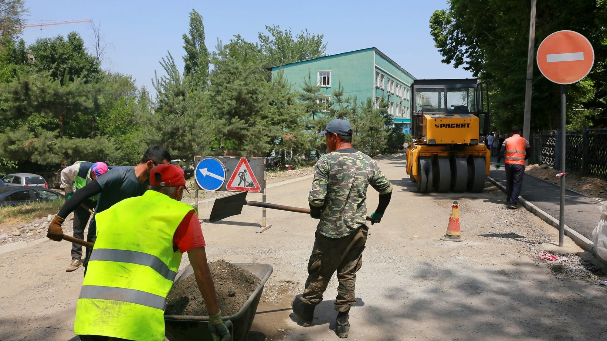Частные компании за свой счет исправят плохой ремонт дорог в Бишкеке - президент