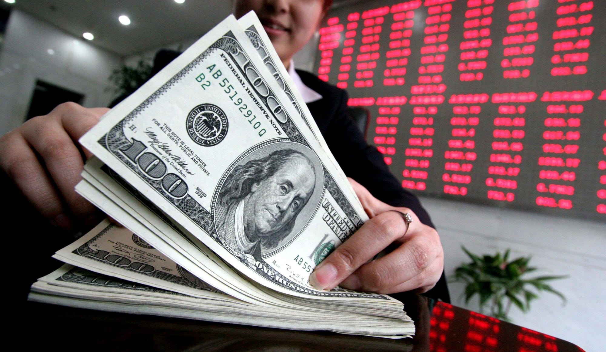 В Бишкеке оштрафовали незаконных обменщиков валюты на 35 тысяч сомов