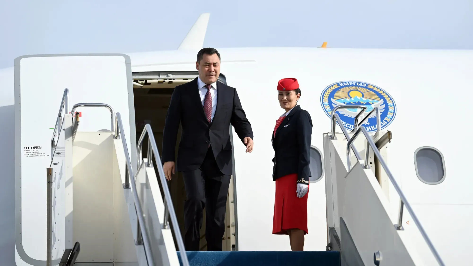 Десять министров вылетели с Садыром Жапаровым в Азербайджан