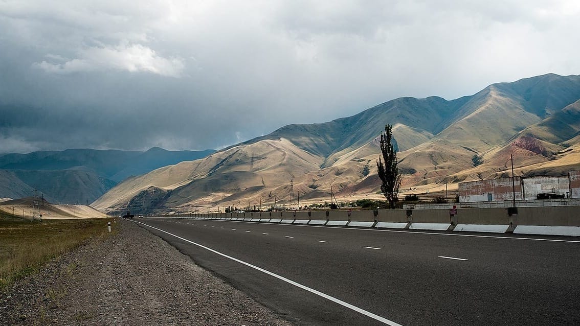 В Кыргызстане за последние три года заасфальтировали более 2 тысяч км дорог