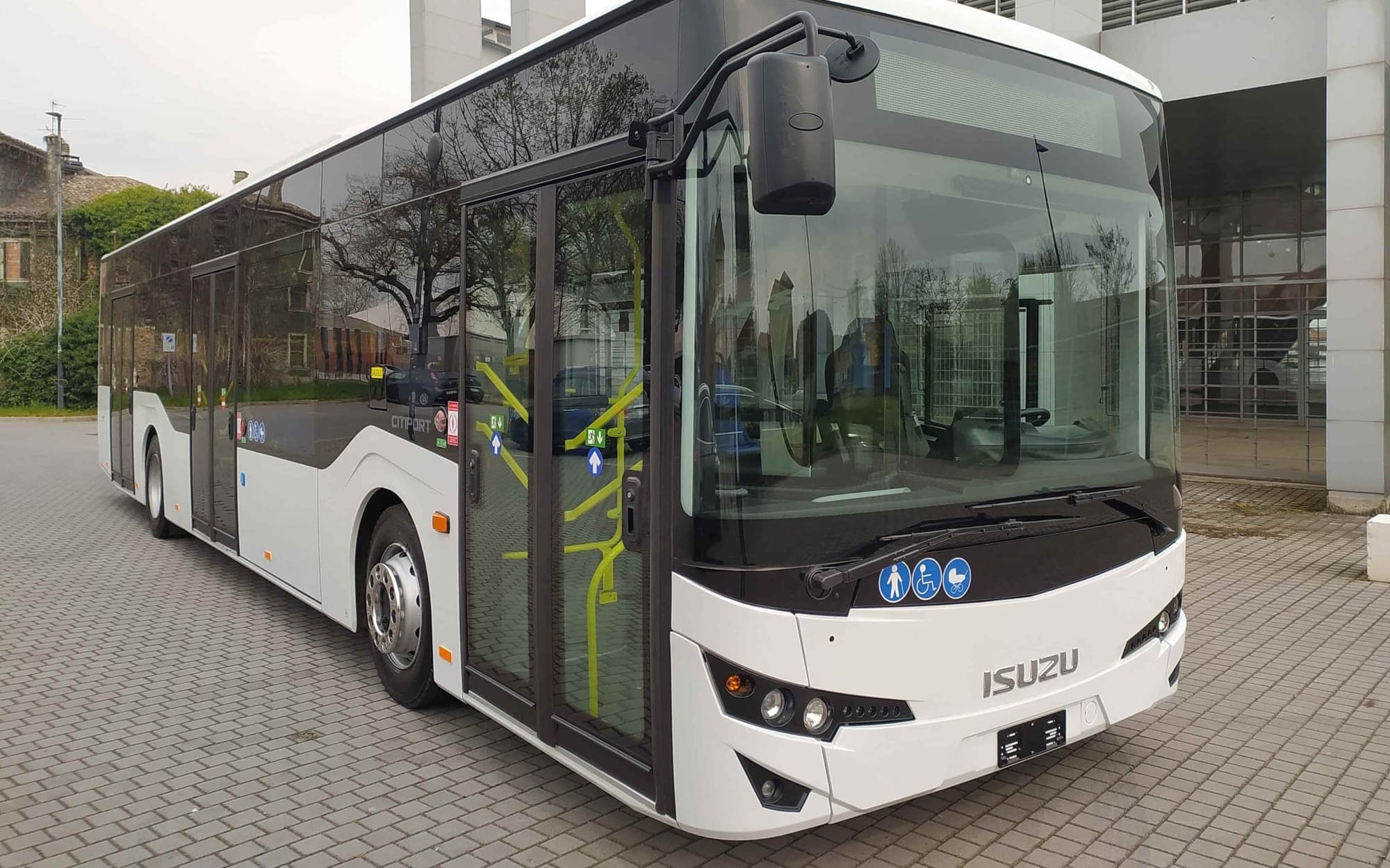 Германия подарила Кыргызстану 17 автобусов