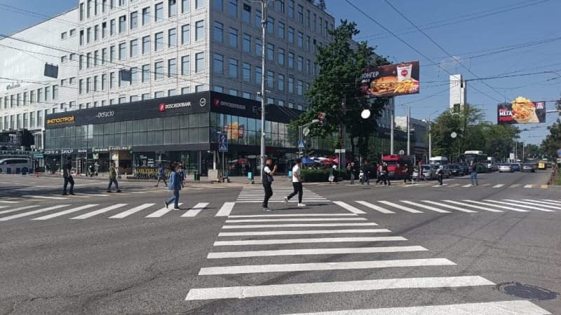 В центре Бишкека появился диагональный пешеходный переход