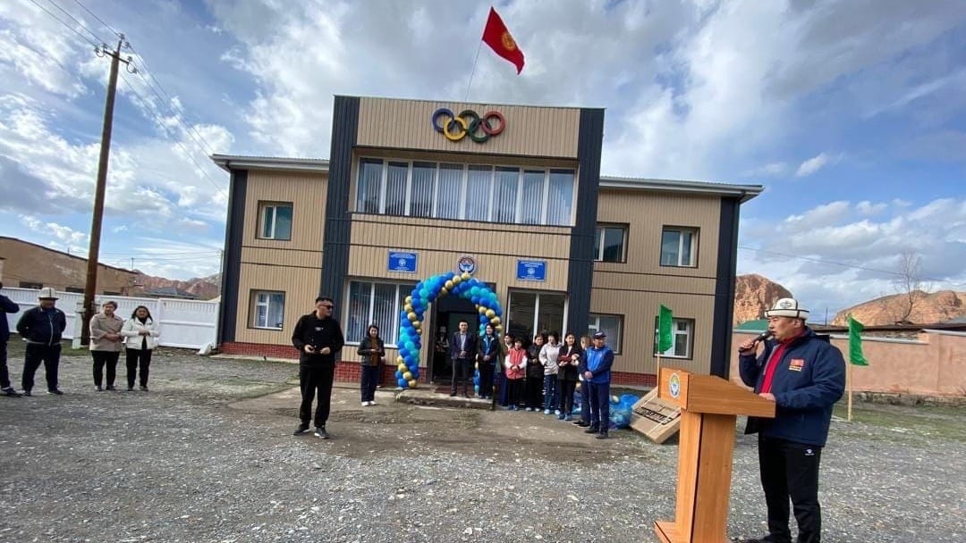 В Нарыне построили здание для управления физкультуры и спорта почти за 10 млн сомов