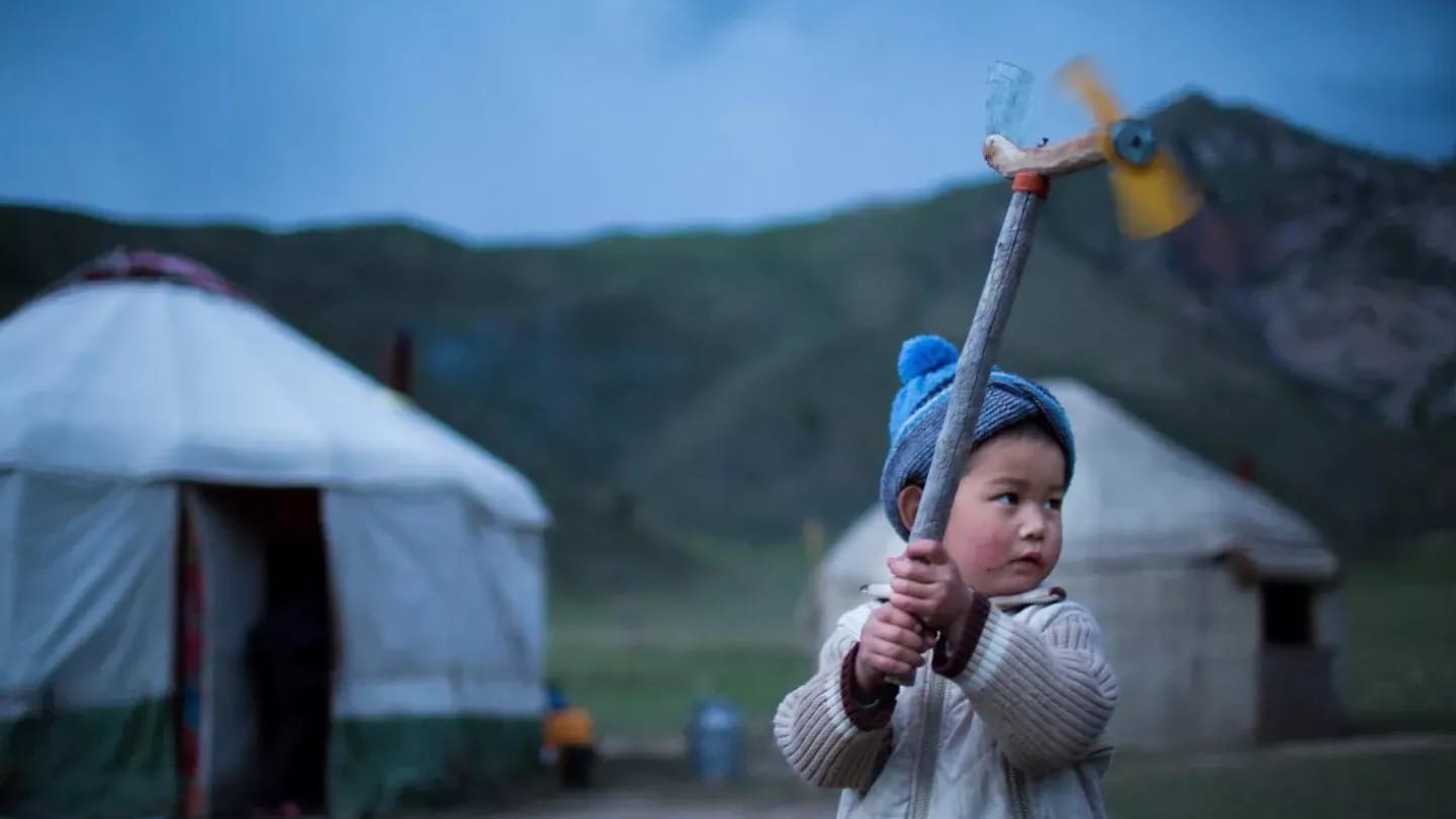 Почти 45 тысяч детей в Кыргызстане перестали получать соцпособия
