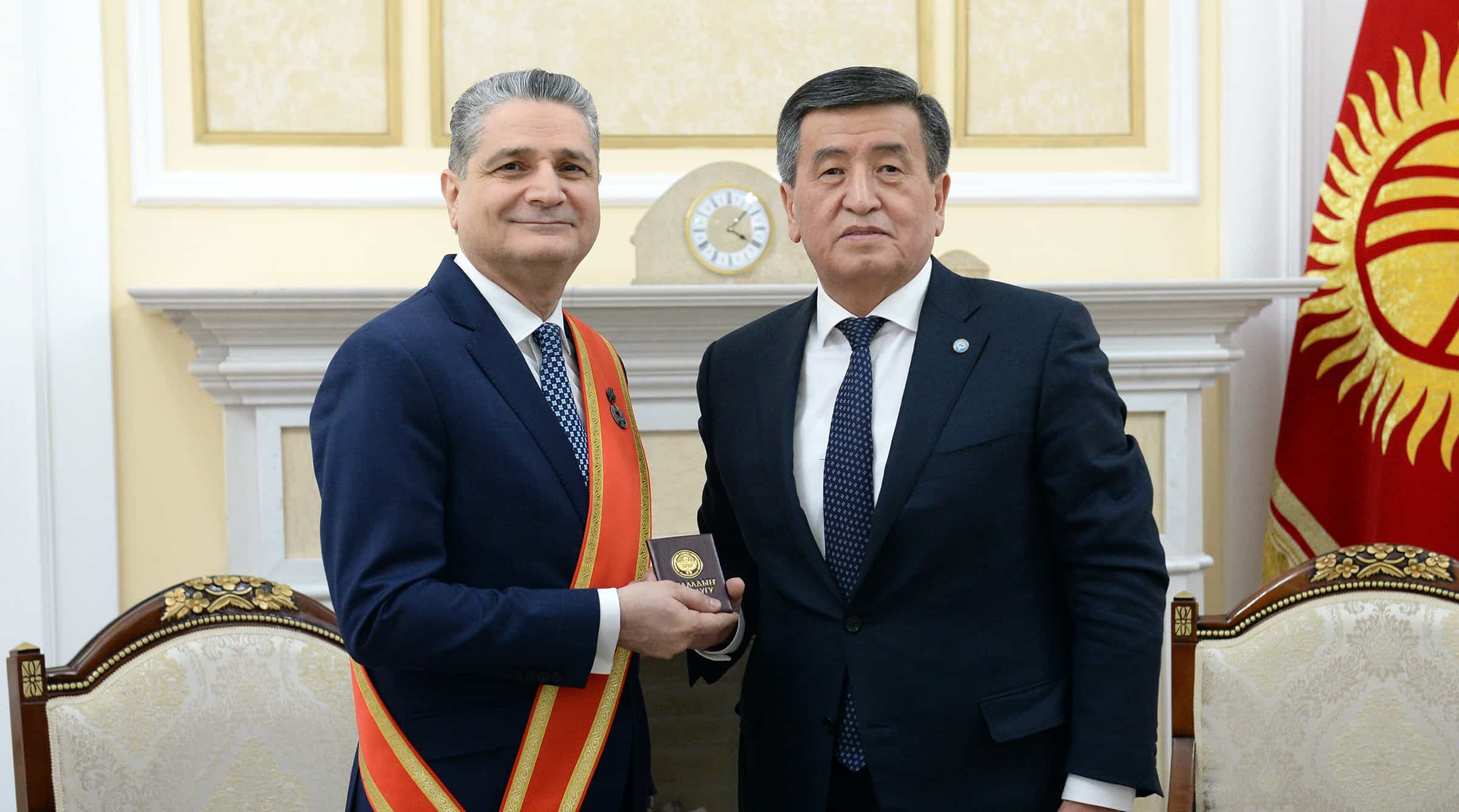 Жээнбеков наградил председателя коллегии ЕЭК Тиграна Саркисяна медалью «Данк»