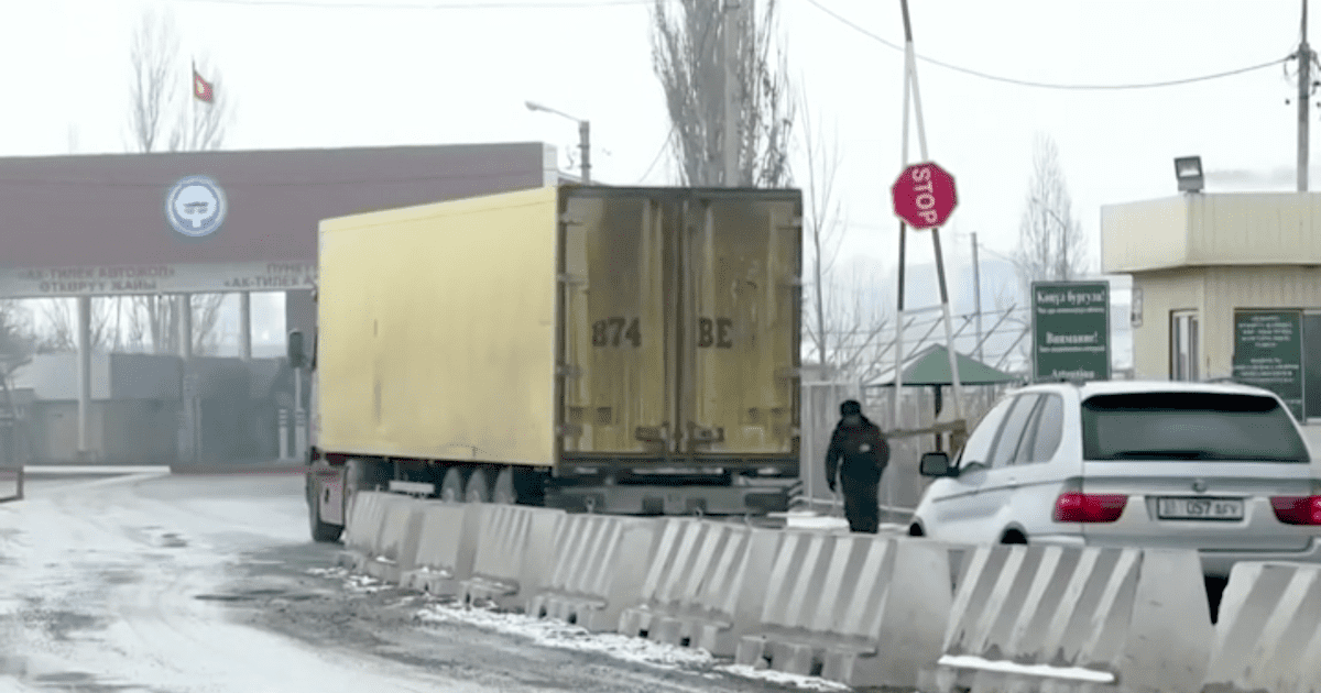 Одностороннее введение Казахстаном навигационных пломб привело к скоплению грузовиков на границе, – правительство КР