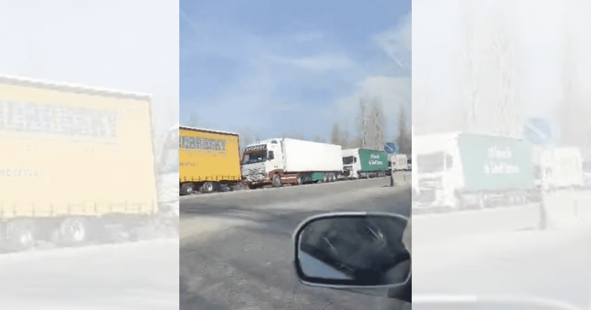 На границе с Казахстаном образовалась очередь из более 70 грузовиков. ВИДЕО