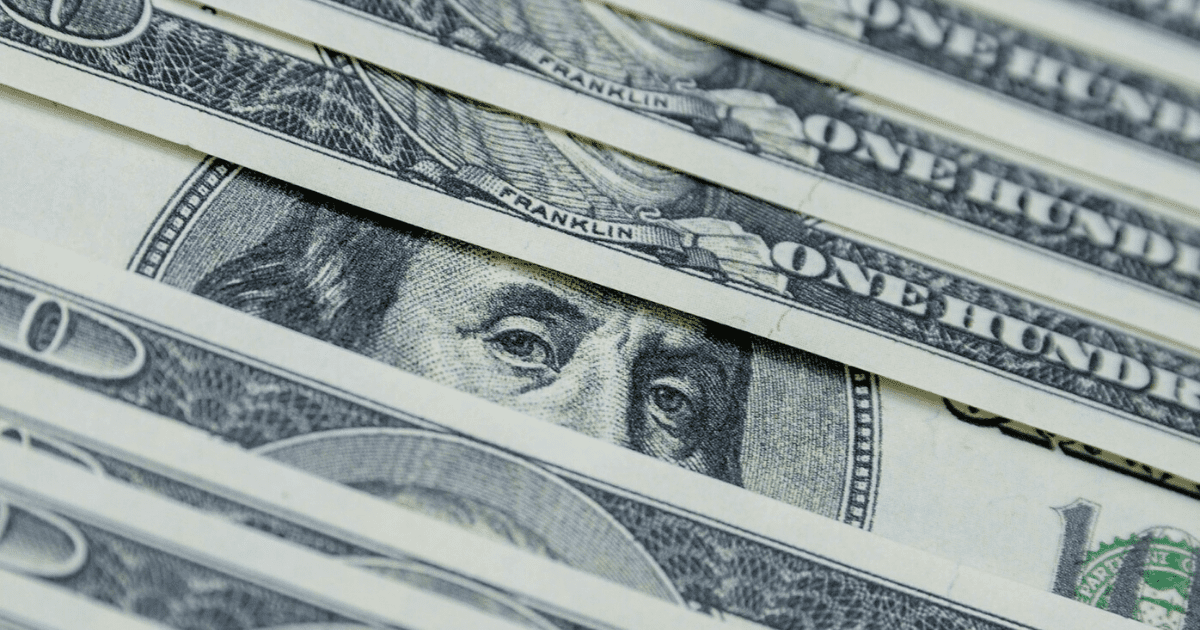 Курс доллара в обменных бюро на утро 25 мая составляет 80.6-81.6 сома