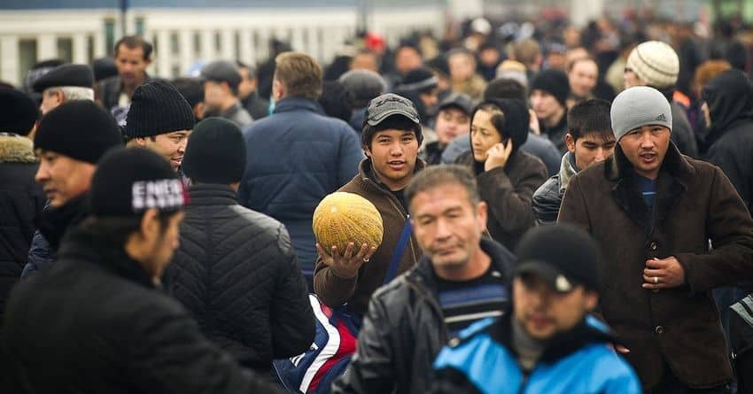 Мигранты в России жалуются на потерю работы и невозможность отправить деньги в КР