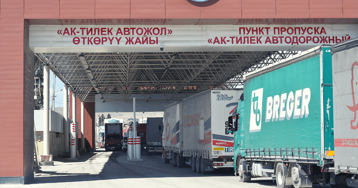Кабмин обещает ликвидировать «серые» схемы на границе из-за которых Казахстан усиливает досмотр грузовиков
