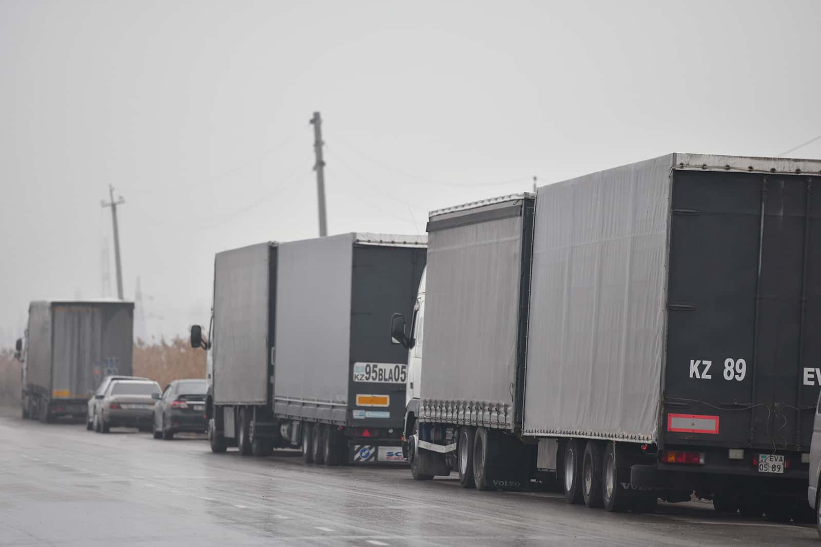 Больше 300 грузовиков стоит на границе с Казахстаном