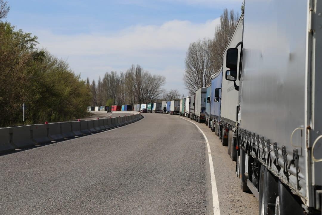 Больше 400 грузовиков скопилось на границе с Казахстаном – казахская сторона замедлила пропуск
