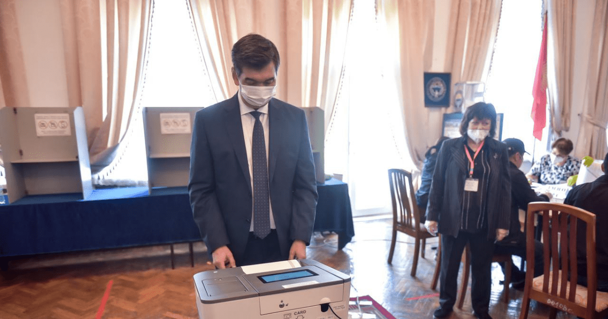 Суракматов проголосовал  в одном из бишкекских участков, призвав горожан последовать его примеру
