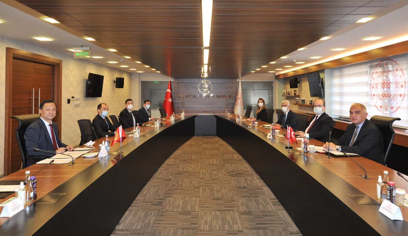 Кыргызстан предложил Турции взаимно отменить визы и разрешения на работу